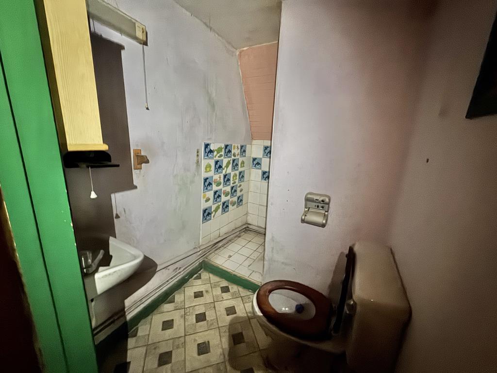 Lot: 104 - FLAT FOR IMPROVEMENT - Shower room